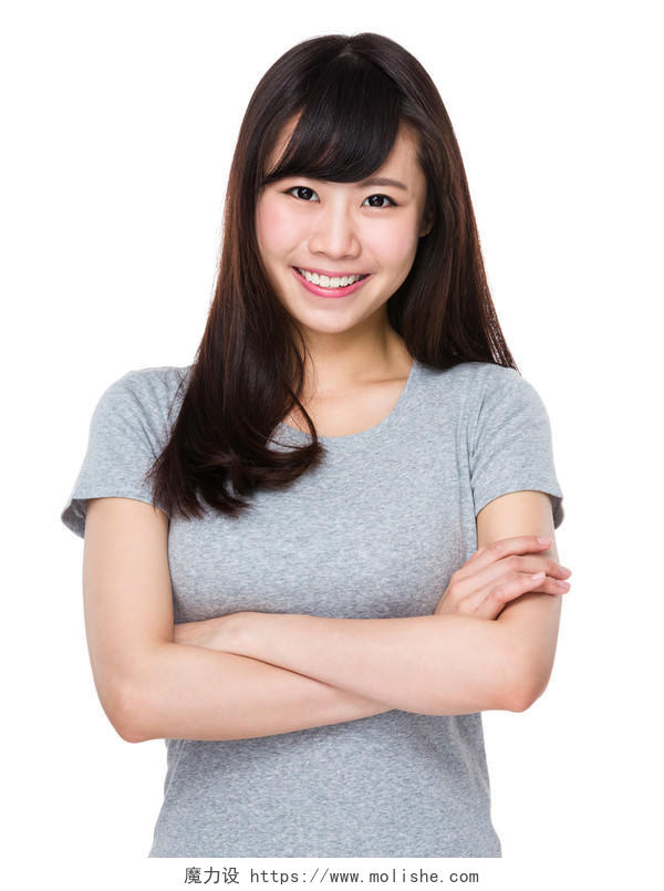 亚洲的年轻女子穿着灰色t恤双臂交叉